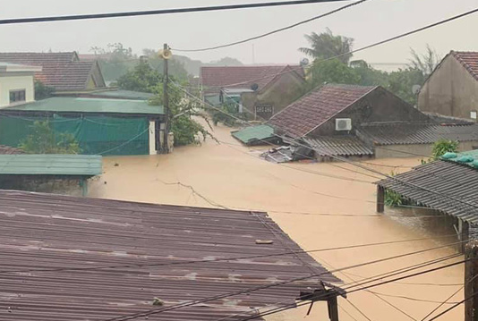 Quảng Bình: Lũ lụt kinh hoàng, ngập tới nóc nhiều căn nhà - Ảnh 5.