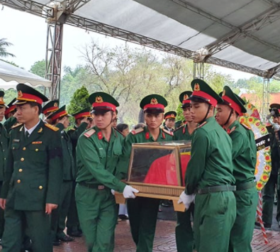 Xúc động hàng ngàn người dân xứ Nghệ dầm mưa tiễn biệt 3 liệt sĩ hi sinh ở Rào Trăng 3 - Ảnh 3.