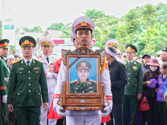 Xúc động lễ tang liệt sĩ, Thiếu tướng Nguyễn Hữu Hùng tại quê nhà - Ảnh 4.