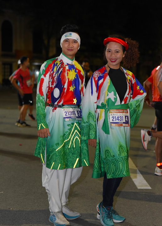 Nhà văn Trang Hạ và MC Huy Hoàng mặc áo dài chạy marathon - Ảnh 1.