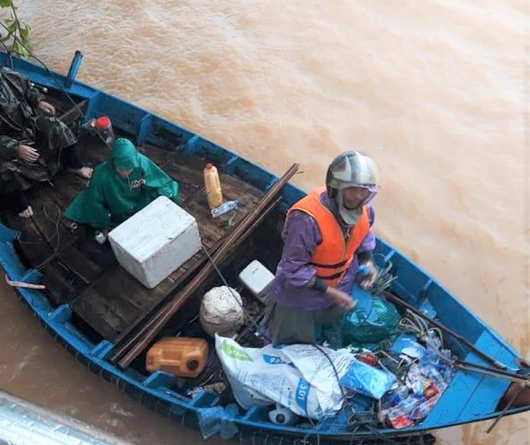 Quảng Bình: Thuyền đánh cá lên phố cứu dân trong cơn đại hồng thủy - Ảnh 4.