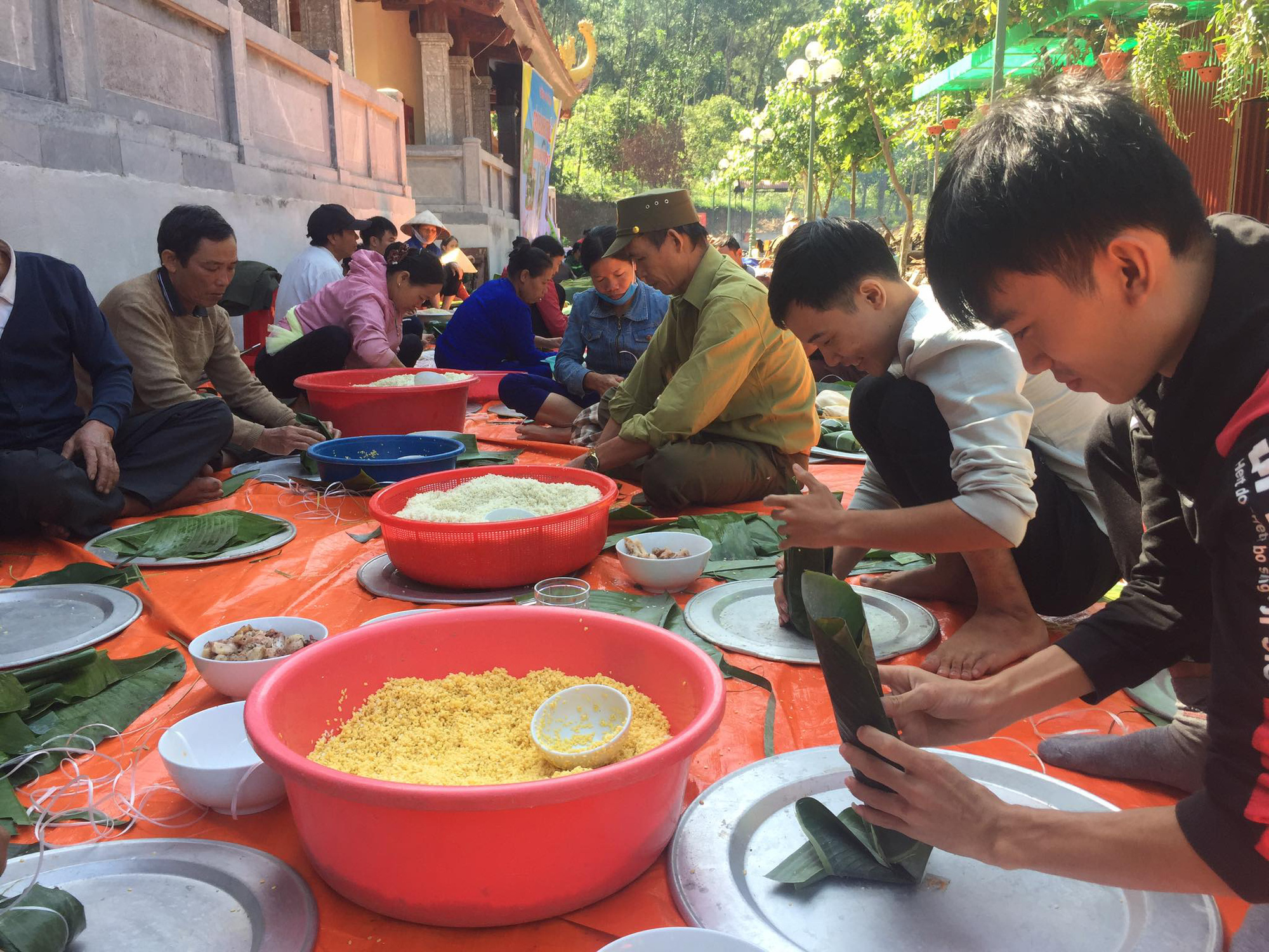 Thức thâu đêm gói hàng chục ngàn chiếc bánh chưng gửi đồng bào miền Trung - Ảnh 2.