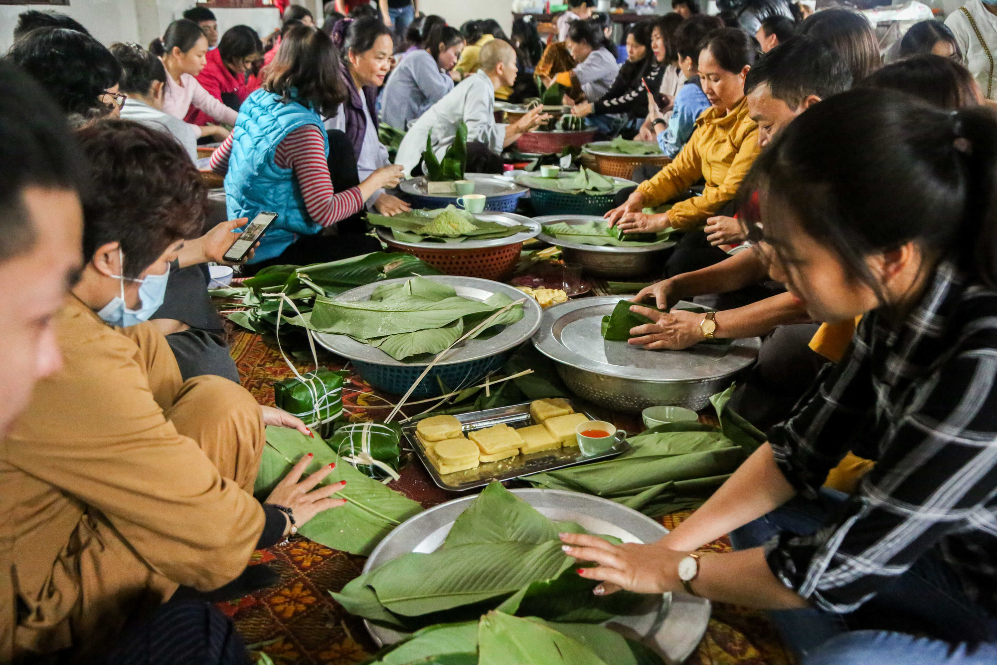 Thức thâu đêm gói hàng chục ngàn chiếc bánh chưng gửi đồng bào miền Trung - Ảnh 11.