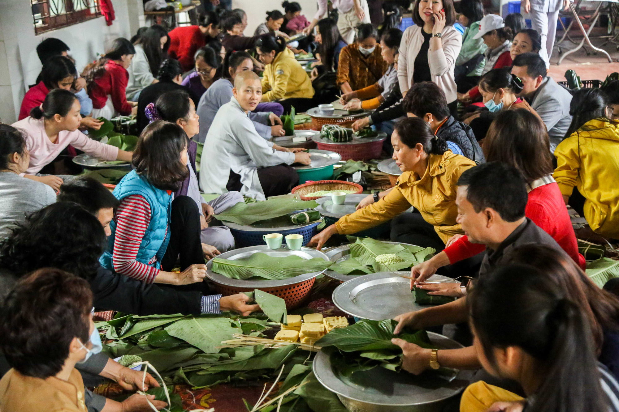 Thức thâu đêm gói hàng chục ngàn chiếc bánh chưng gửi đồng bào miền Trung - Ảnh 16.