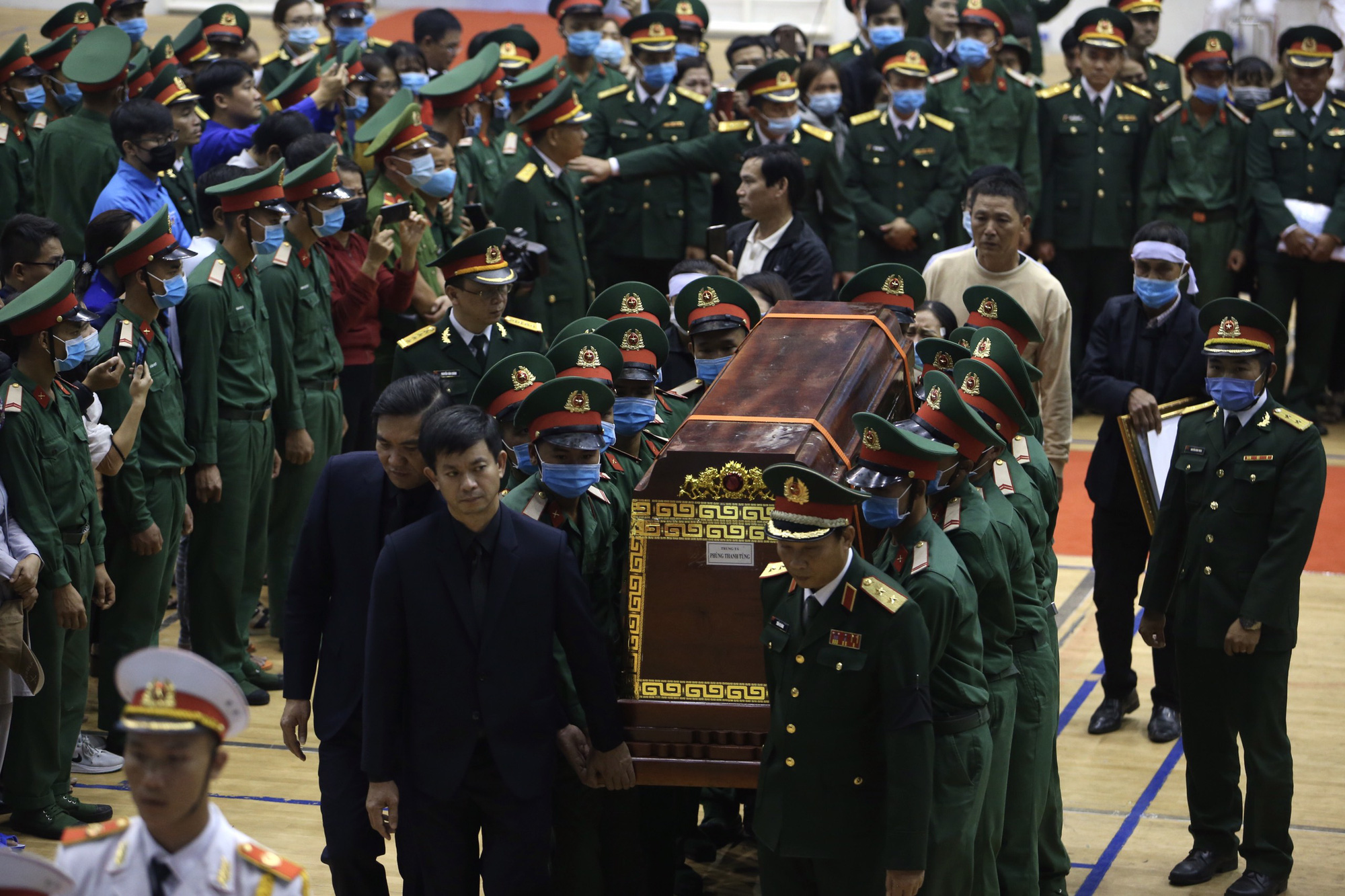 Hình ảnh xúc động lễ truy điệu 22 cán bộ, chiến sĩ hy sinh ở Quảng Trị - Ảnh 13.