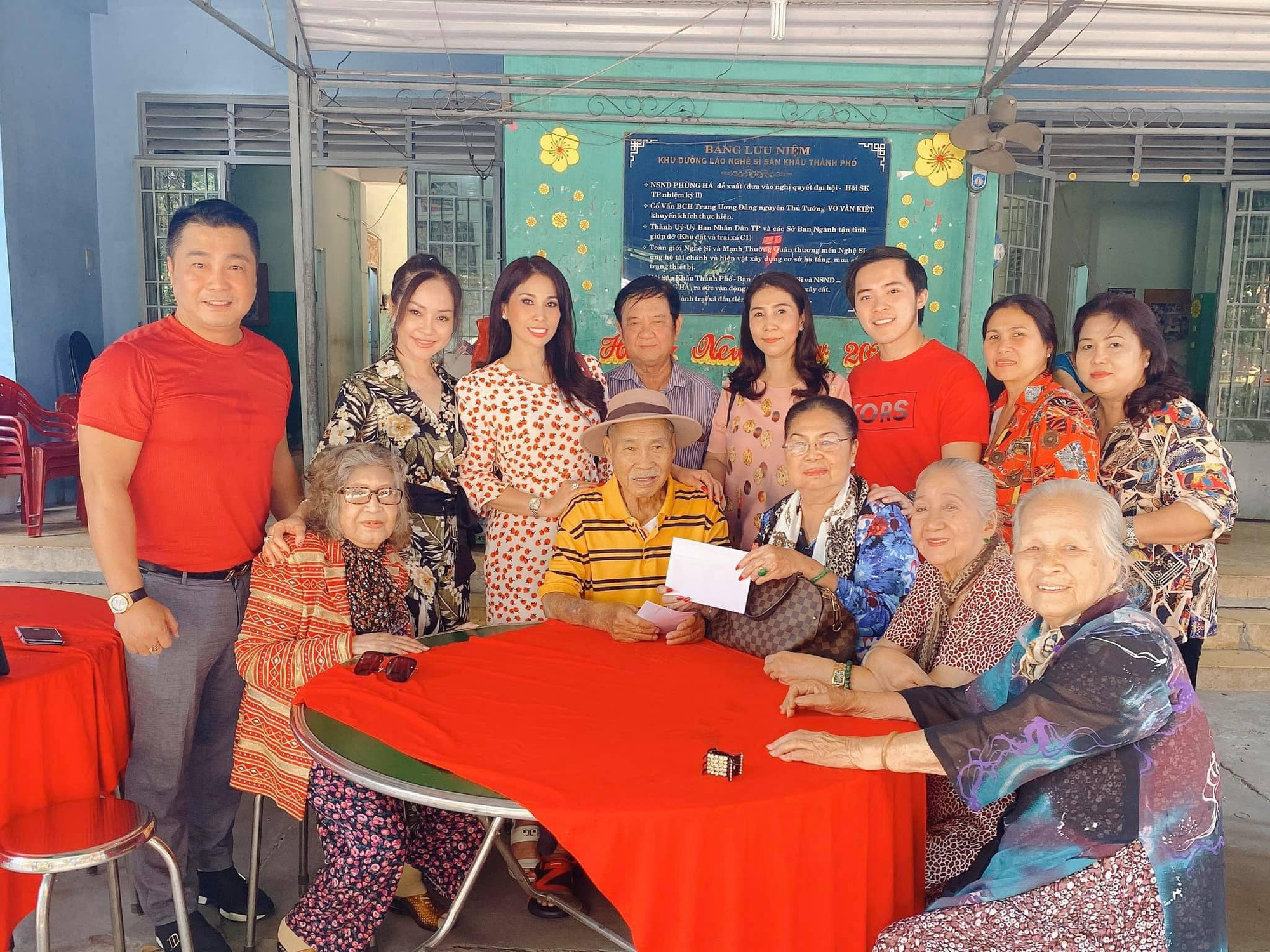NSND Lý Huỳnh qua lời kể của các nghệ sĩ đồng nghiệp - Ảnh 2. NSND Lý Huỳnh qua lời kể của các nghệ sĩ đồng nghiệp - Ảnh 2.