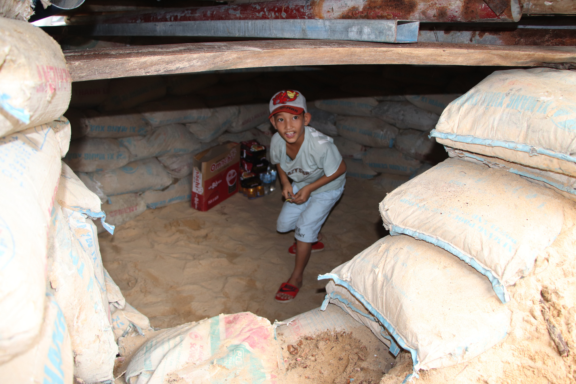 Người dân Quảng Nam đào hầm tránh bão số 9 - Ảnh 11.