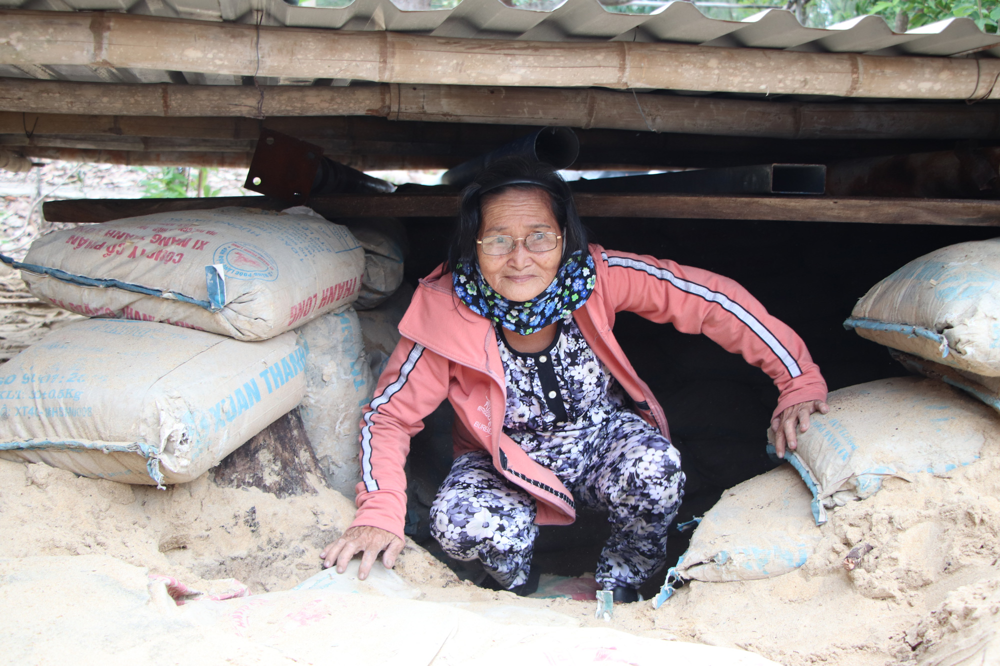 Người dân Quảng Nam đào hầm tránh bão số 9 - Ảnh 12.