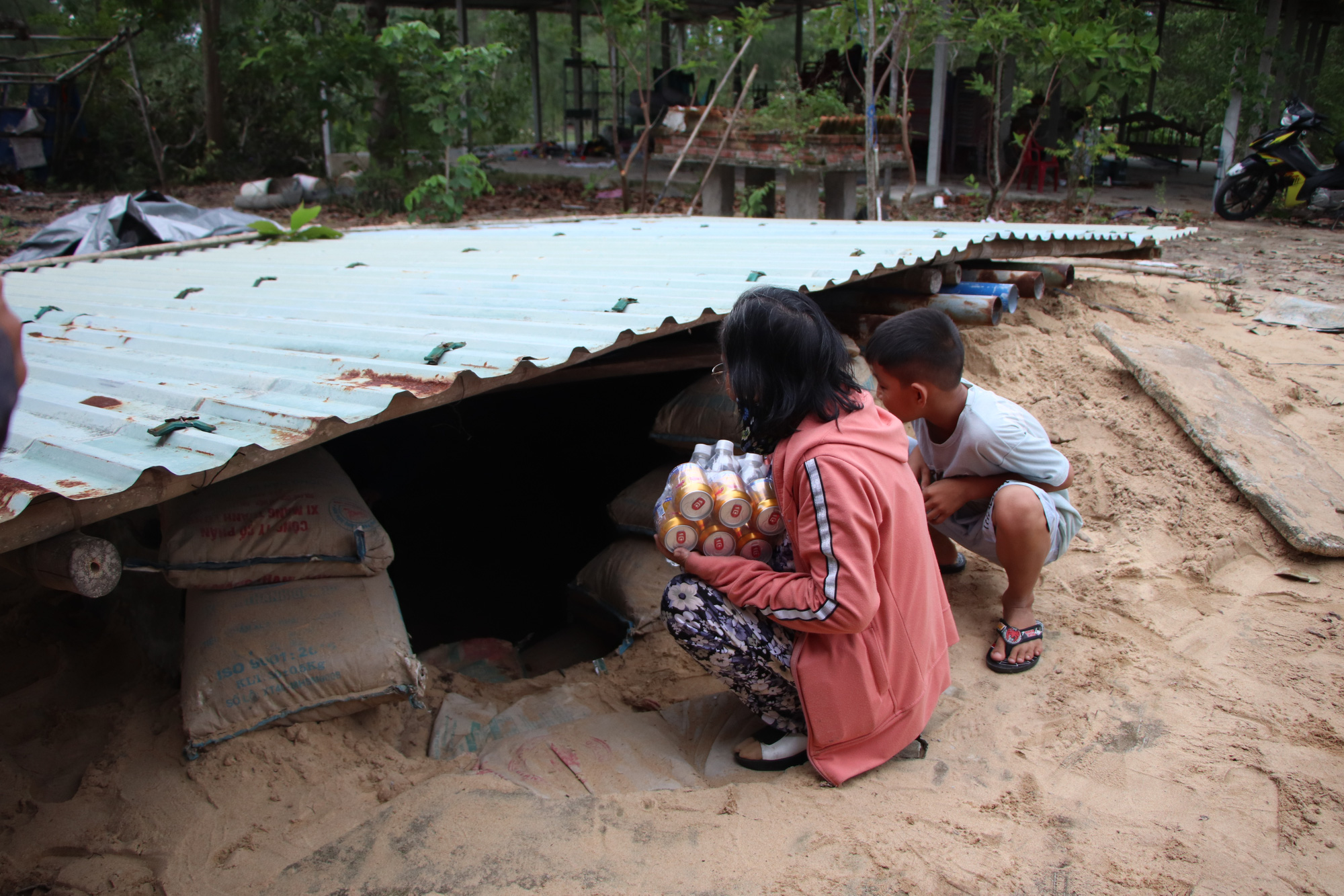 Người dân Quảng Nam đào hầm tránh bão số 9 - Ảnh 15.
