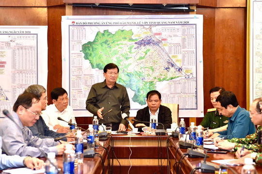 CLIP: Phó Thủ tướng Trịnh Đình Dũng gọi điện lãnh đạo Bình Định, Quảng Ngãi về bão số 9 - Ảnh 1.