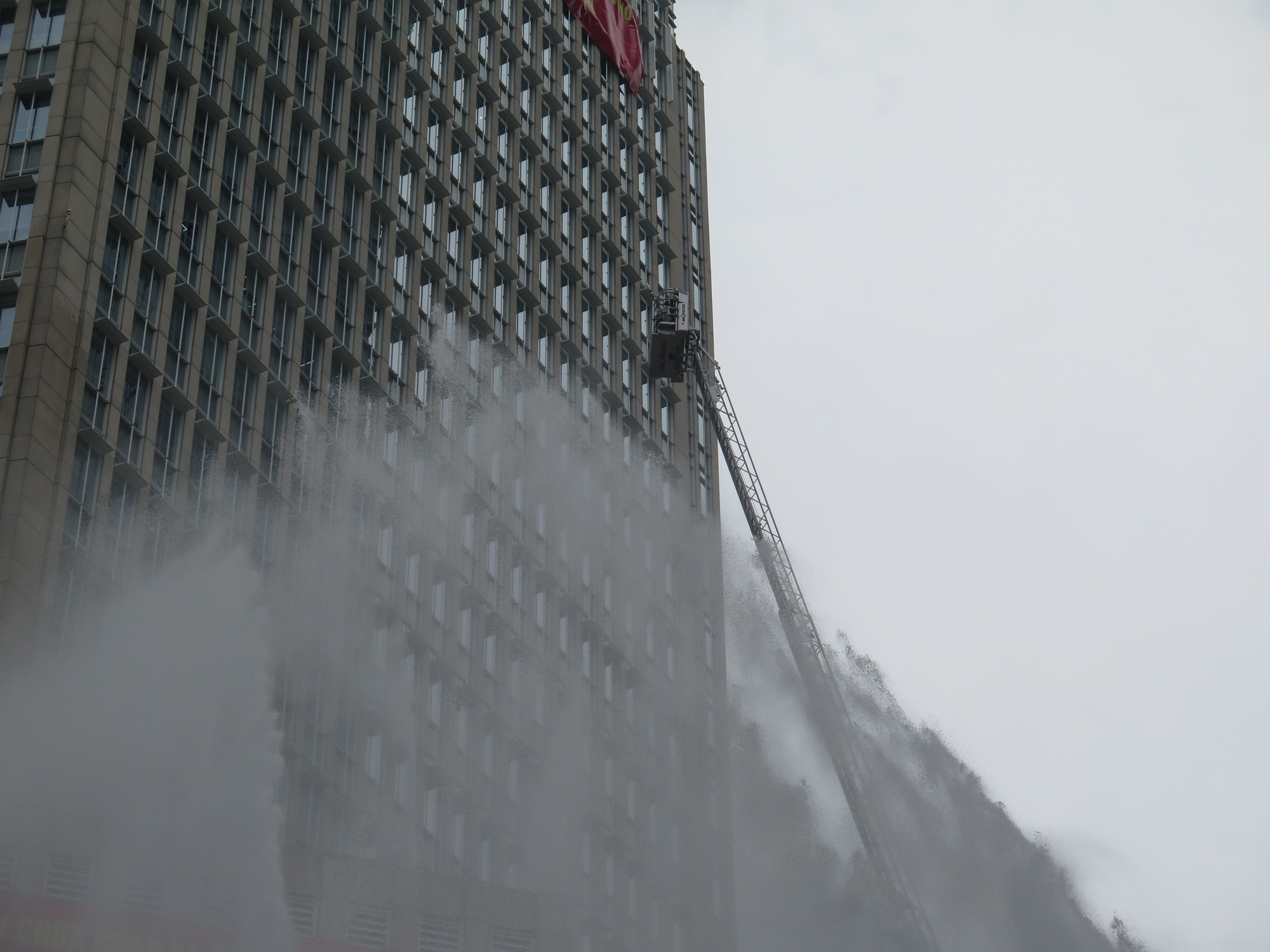 CLIP: Phương án giải cứu hàng trăm người kẹt trong đám cháy Tòa nhà Vietcombank Tower - Ảnh 4.
