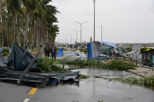 VIDEO: Quảng Ngãi tan hoang khi bão số 9 đi qua - Ảnh 9.