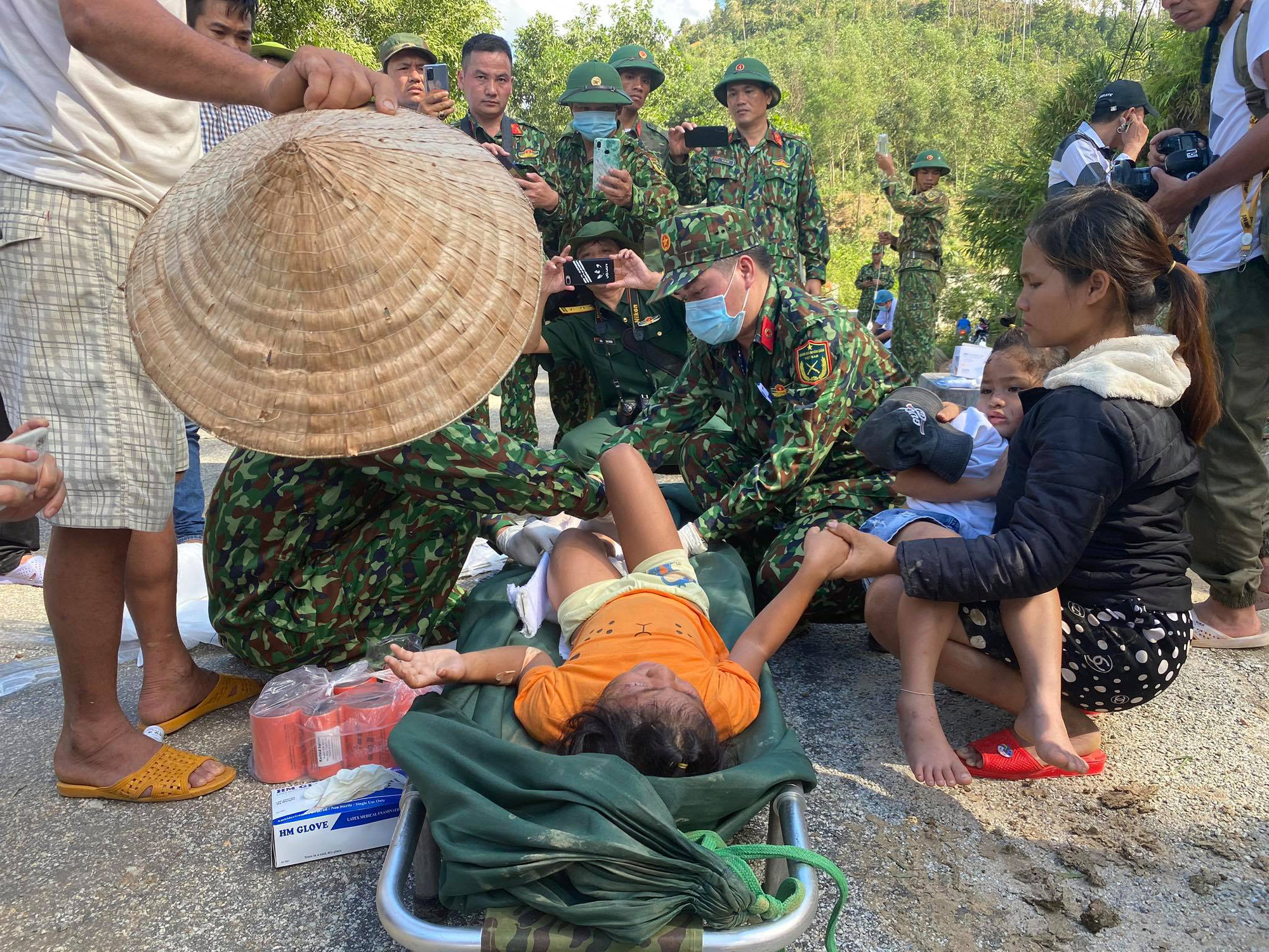 Sạt lở vùi lấp hơn 40 người ở Quảng Nam: Điều kỳ diệu, tìm được nhiều người vẫn còn sống - Ảnh 4.