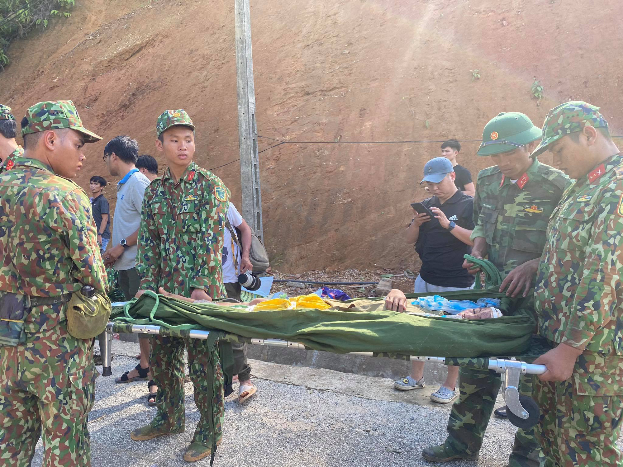 Vụ sạt lở núi vùi lấp ở xã Trà Leng: Cứu sống được 33 người - Ảnh 11.