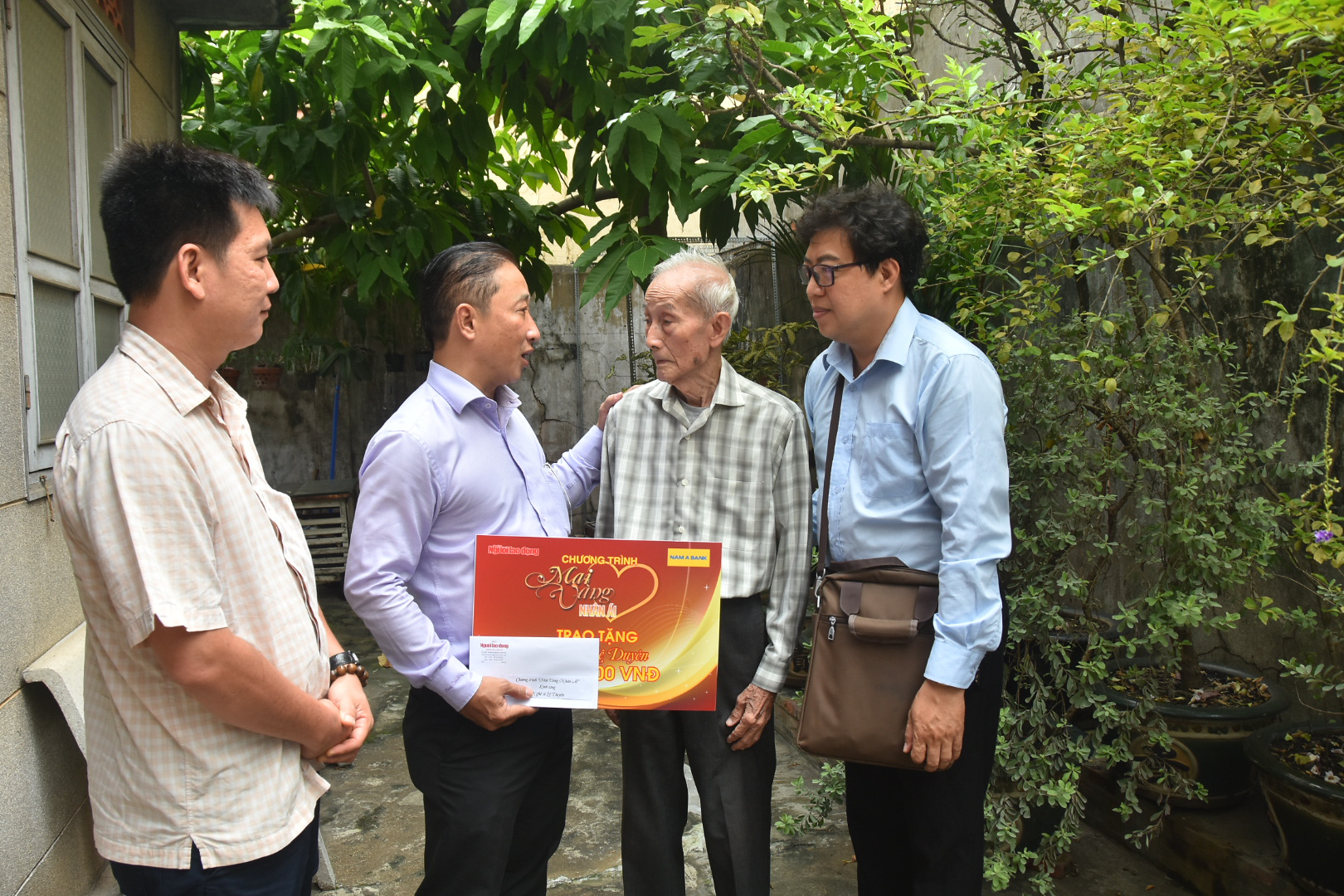 Mai Vàng nhân ái thăm nhạc sĩ Lê Duyên và NSƯT - ca sĩ Hoàng Vĩnh - Ảnh 1. Mai Vàng nhân ái thăm nhạc sĩ Lê Duyên và NSƯT - ca sĩ Hoàng Vĩnh - Ảnh 1.