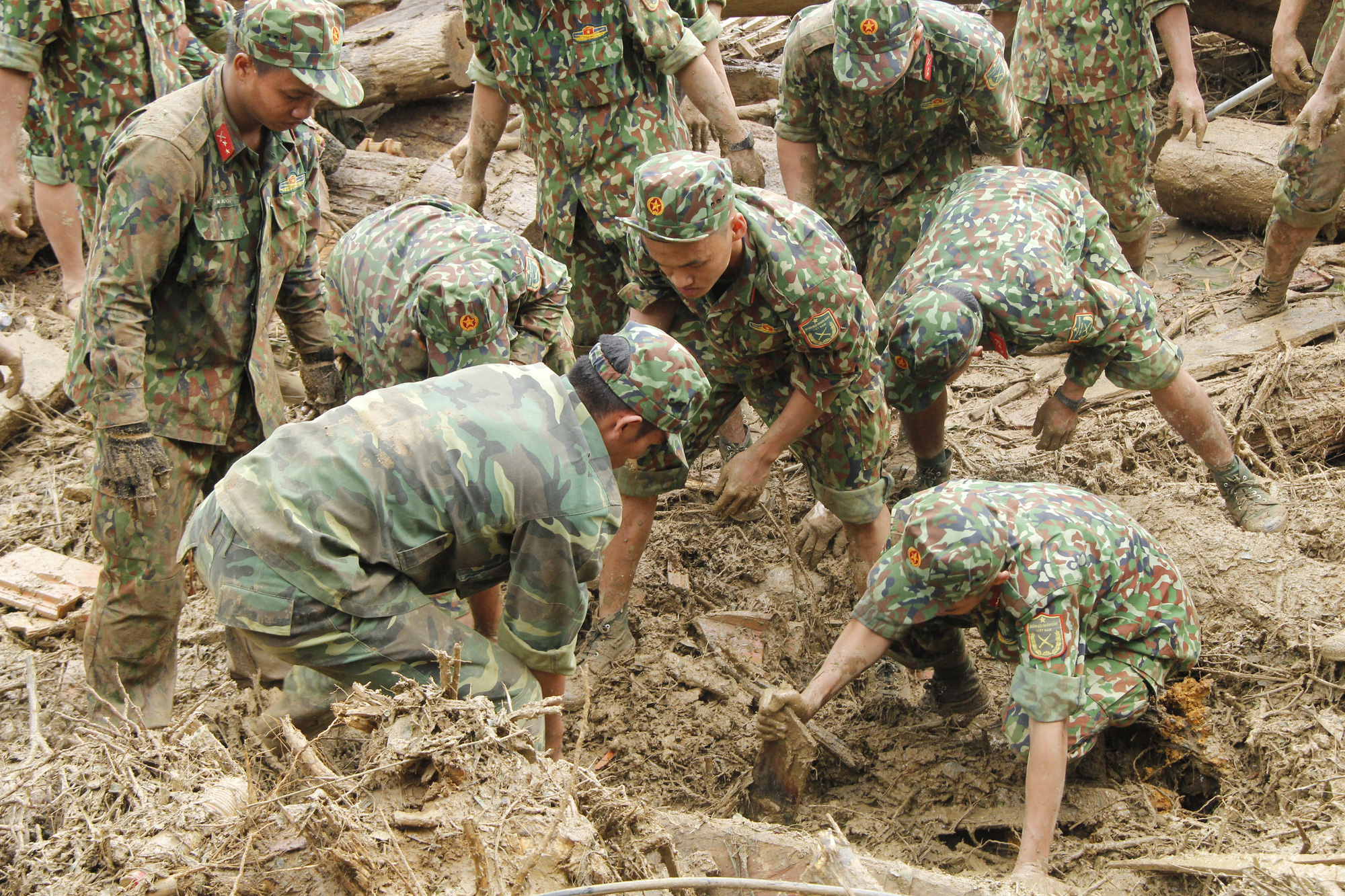 Thiếu tướng Nguyễn Đình Tiến: Dốc toàn lực tìm nạn nhân bị vùi lấp - Ảnh 10.