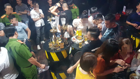 Công an Cần Thơ kiểm tra quán bar có 32 cô gái uống bia, hút shisha - Ảnh 3.