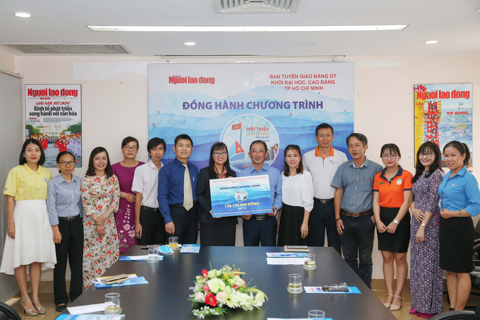 10 trường đại học ủng hộ chương trình Một triệu lá cờ Tổ quốc cùng ngư dân bám biển - Ảnh 1.