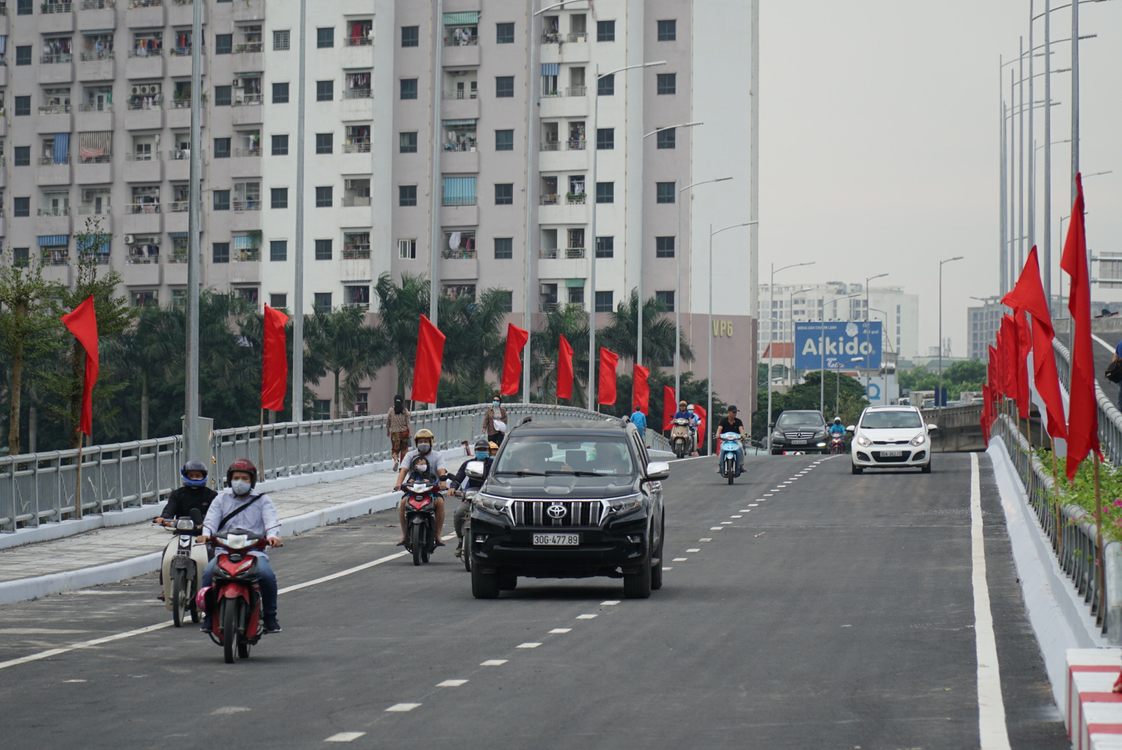 Cận cảnh cầu vượt hồ Linh Đàm vừa đưa vào sử dụng sáng nay 6-10 - Ảnh 8.