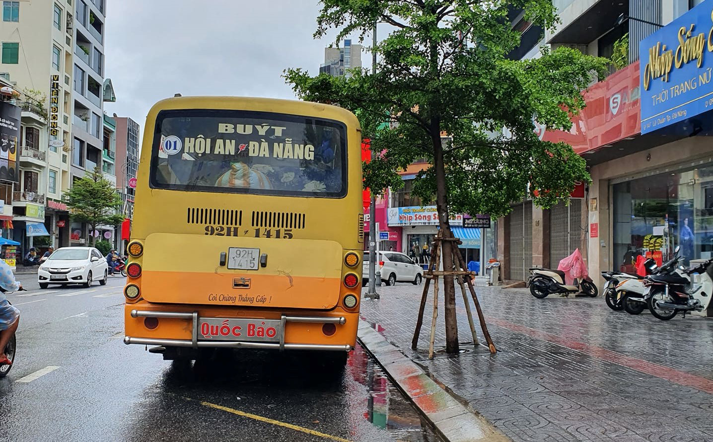 Bất chấp lệnh cấm, xe buýt liên tỉnh vẫn vô tư dạo phố Đà Nẵng - Ảnh 2.