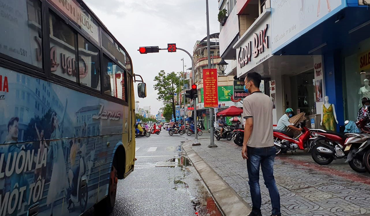 Bất chấp lệnh cấm, xe buýt liên tỉnh vẫn vô tư dạo phố Đà Nẵng - Ảnh 3.