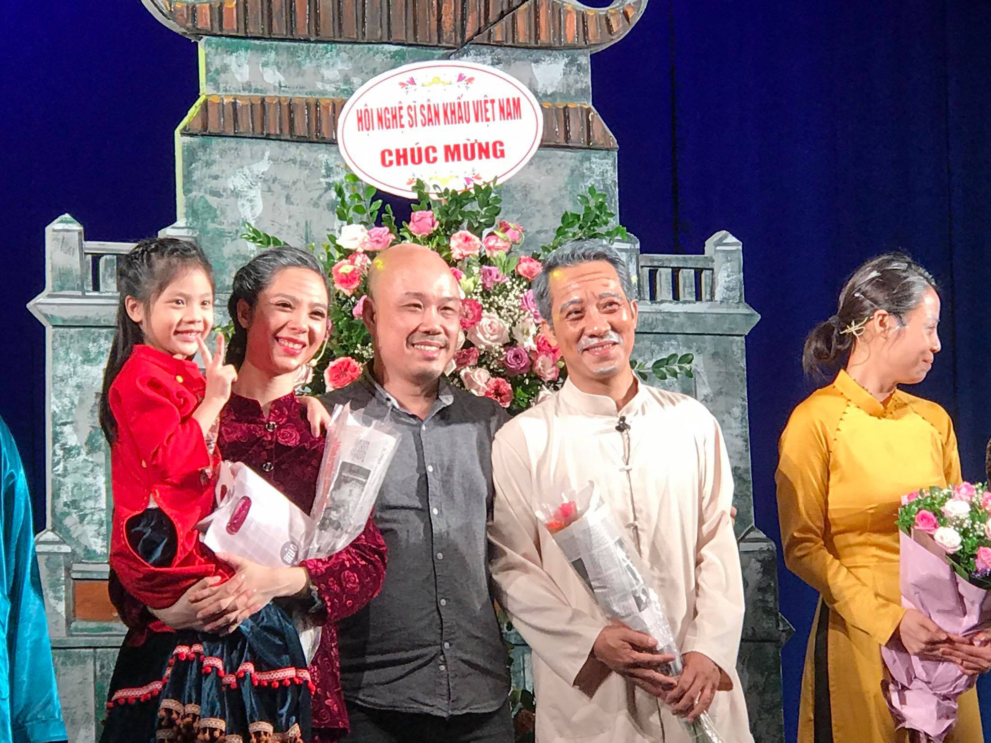 Чинна премія Май Ван у категорії п'єси - Народний артист Трієу Чунг Кьєн запускає виставу  Đương kim Mai Vàng hạng mục vở diễn – NSND Triệu Trung Kiên ra mắt Mảnh vỡ Hà Nội - Ảnh 4.