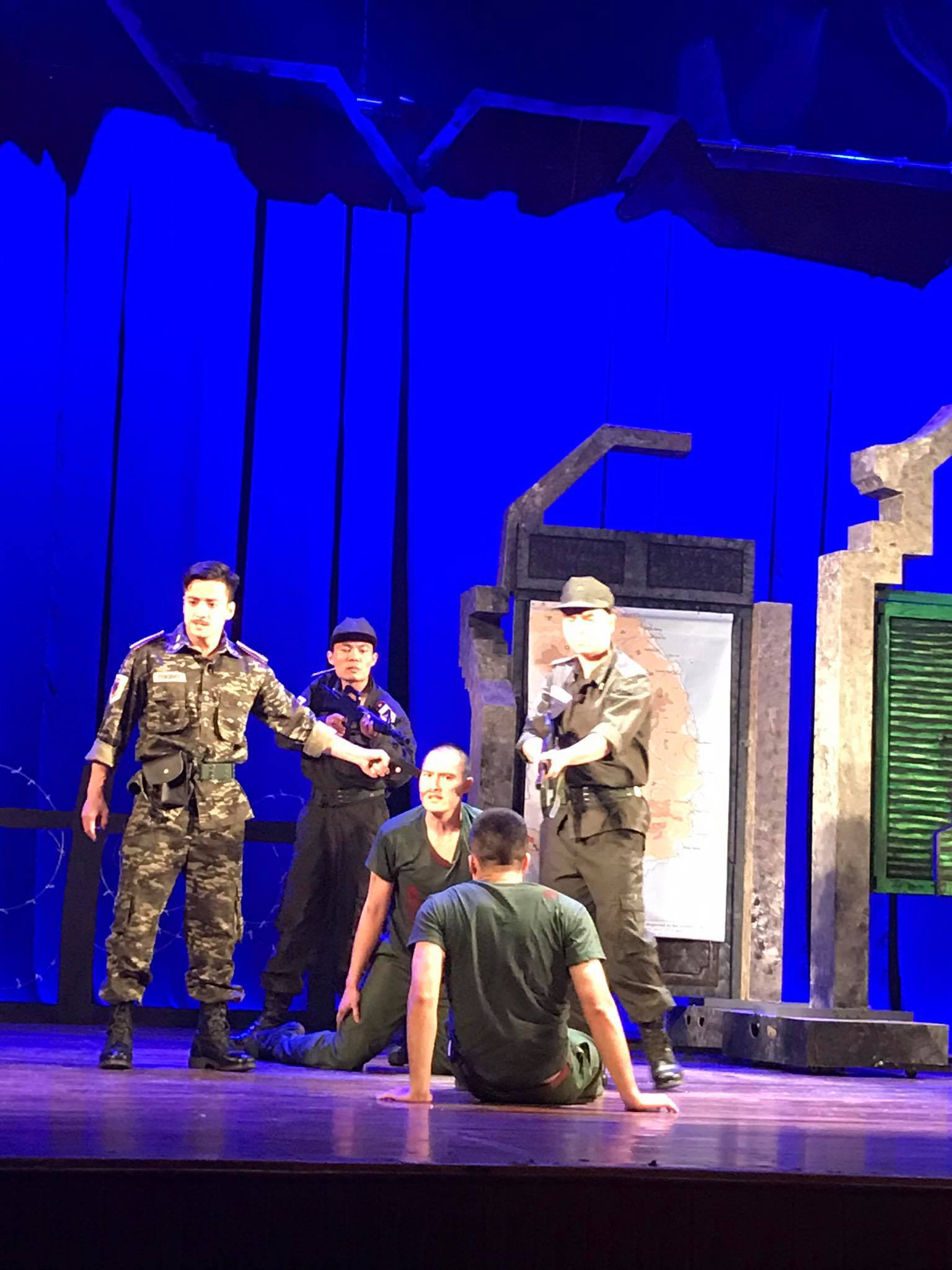 Чинна премія Май Ван у категорії п'єси - Народний артист Трієу Чунг Кьєн запускає виставу  Đương kim Mai Vàng hạng mục vở diễn – NSND Triệu Trung Kiên ra mắt Mảnh vỡ Hà Nội - Ảnh 3.