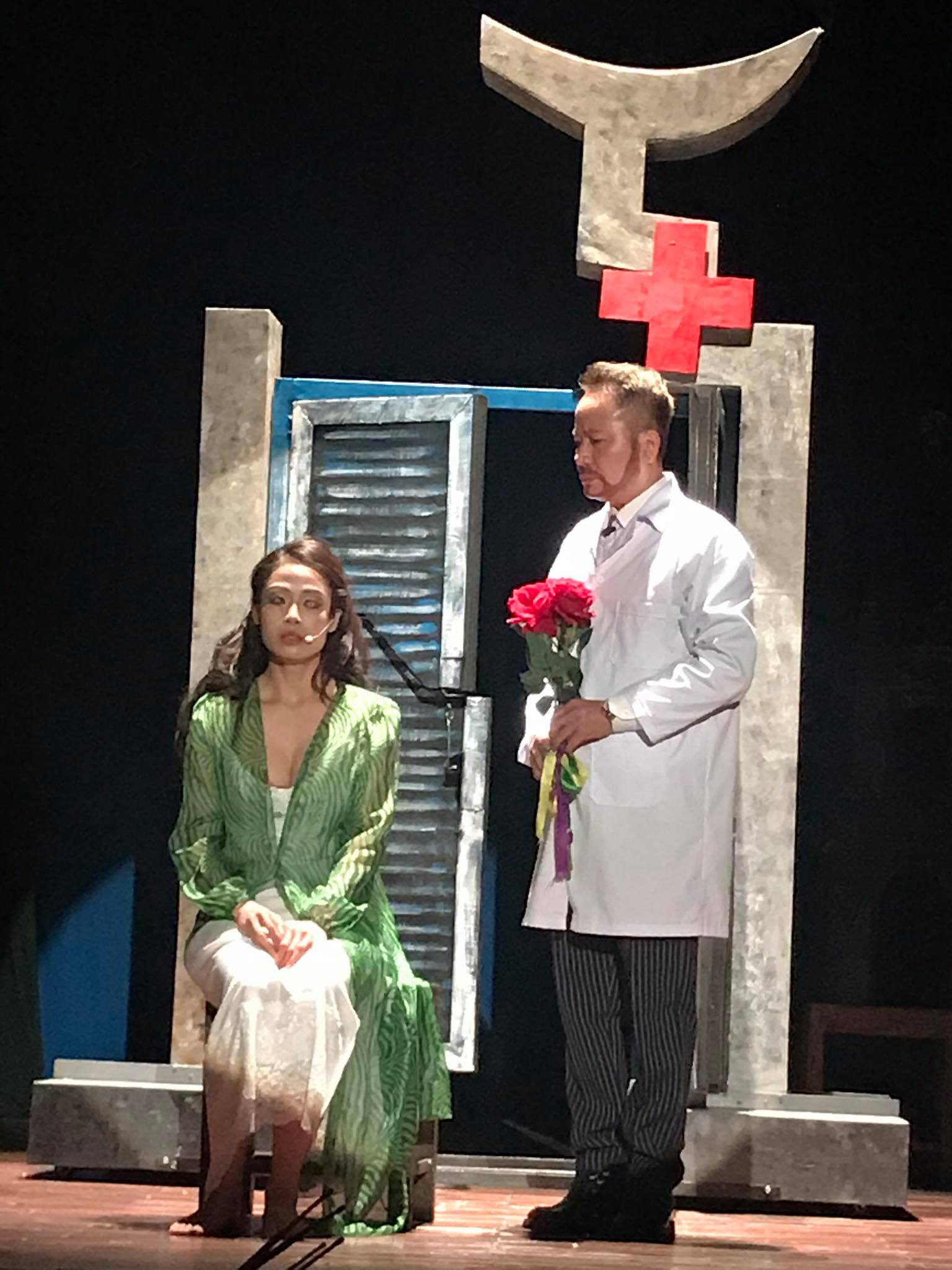 Чинний лауреат премії Май Ван у категорії п'єс - Народний художник Чьеу Чунг Кьєн запускає виставу  Đương kim Mai Vàng hạng mục vở diễn – NSND Triệu Trung Kiên ra mắt Mảnh vỡ Hà Nội - Ảnh 2.