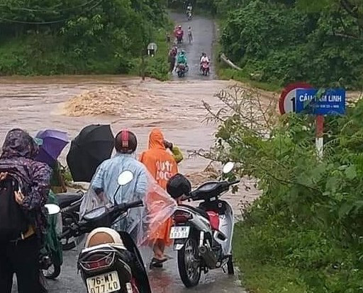 Quảng Nam mưa trắng trời, đường phố lênh láng, nhà dân tốc mái - Ảnh 14.