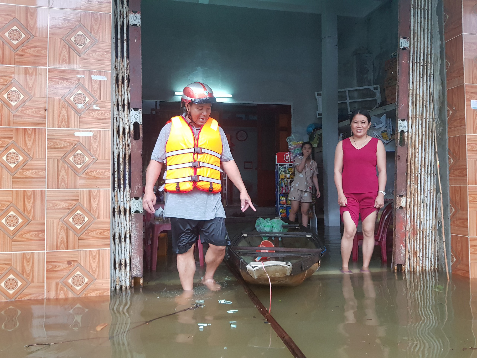 Đà Nẵng: Nhà dân ngập nặng, nhiều người dùng ghe đi lại - Ảnh 13.