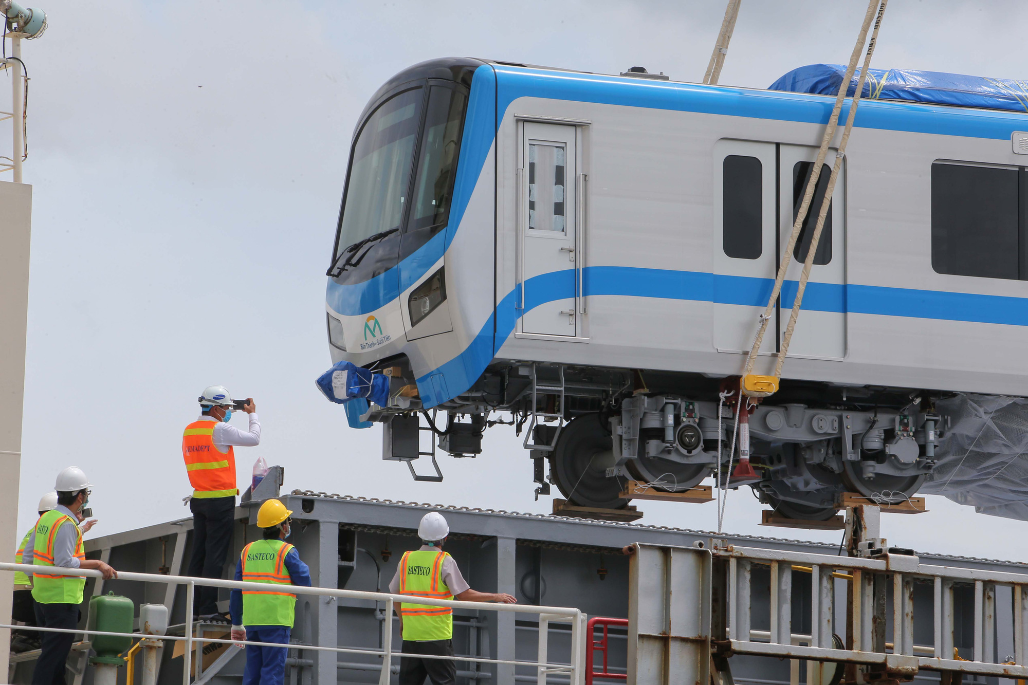 Cân chỉnh từng li để đưa 3 toa tàu metro số 1 lên xe  khủng - Ảnh 6.