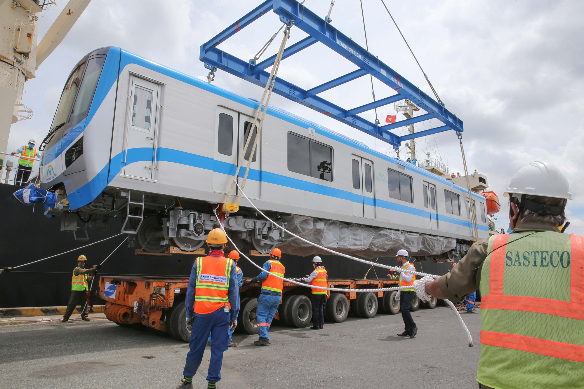 Cân chỉnh từng li để đưa 3 toa tàu metro số 1 lên xe  khủng - Ảnh 7.