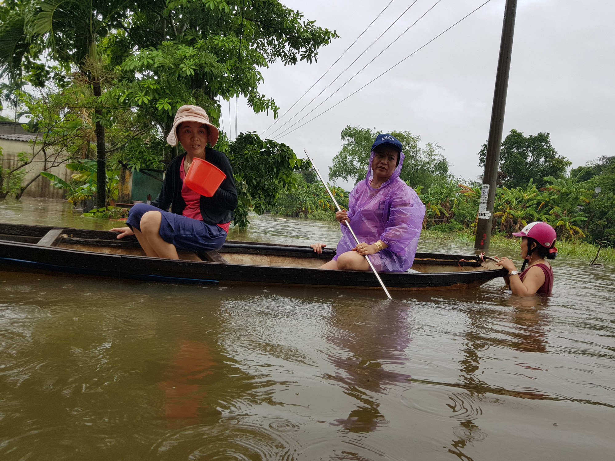 Đà Nẵng: Nhà dân ngập nặng, nhiều người dùng ghe đi lại - Ảnh 16.