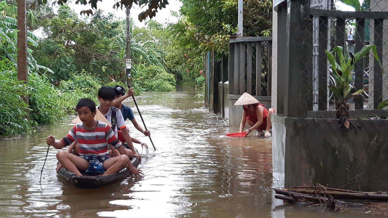 Mưa lũ ở Thừa Thiên - Huế: Người dân đi xuồng trên đường, thủy điện nâng mức xả lũ - Ảnh 2.
