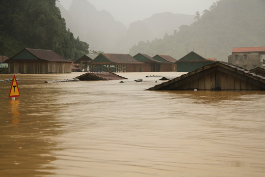 Quảng Bình- Huế: Hơn 13.000 nhà dân bị ngập chìm trong biển nước - Ảnh 12.
