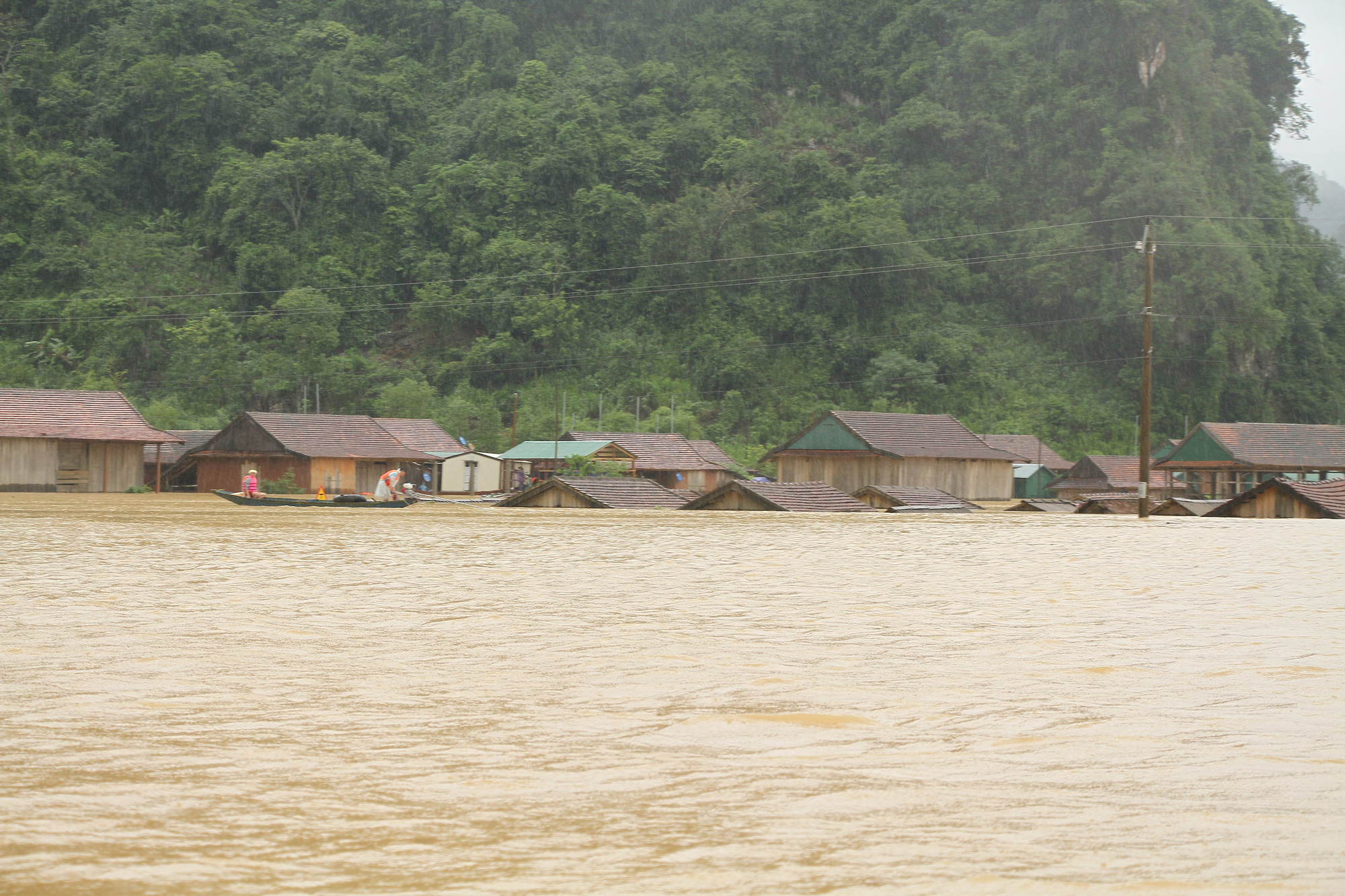 Quảng Bình- Huế: Hơn 13.000 nhà dân bị ngập chìm trong biển nước - Ảnh 10.
