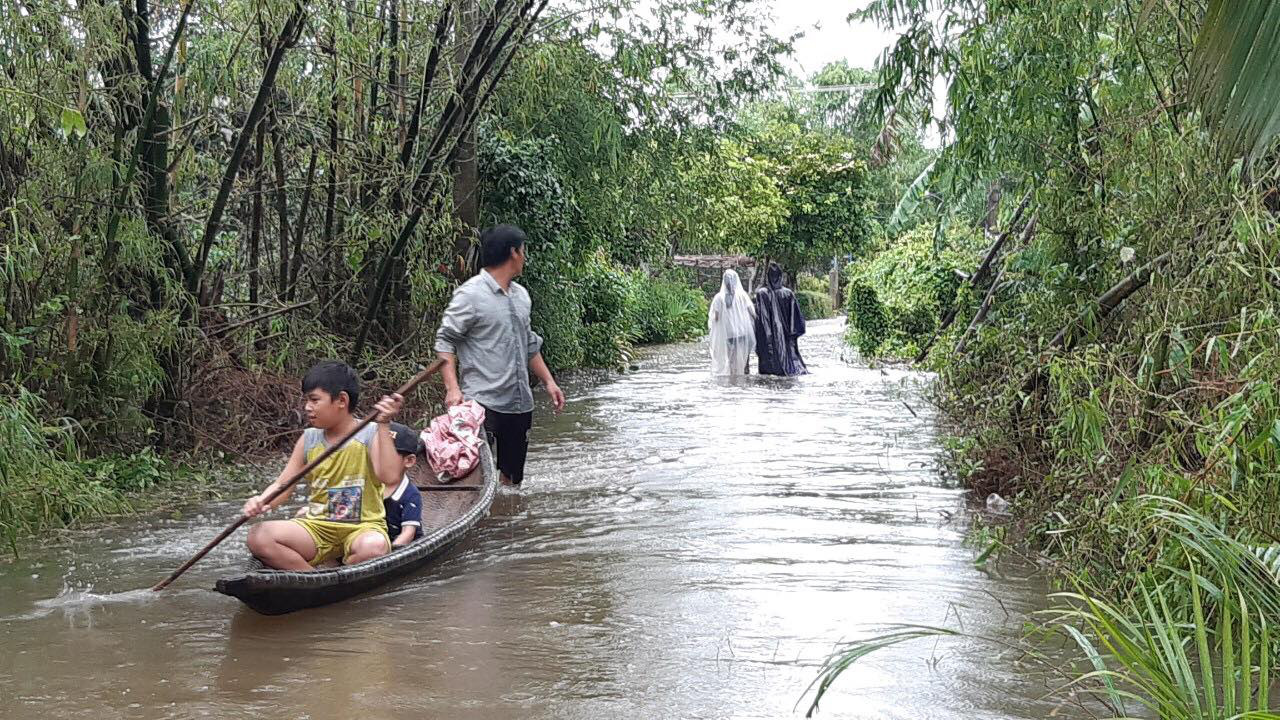 Mưa lũ ở Thừa Thiên - Huế: Người dân đi xuồng trên đường, thủy điện nâng mức xả lũ - Ảnh 3.