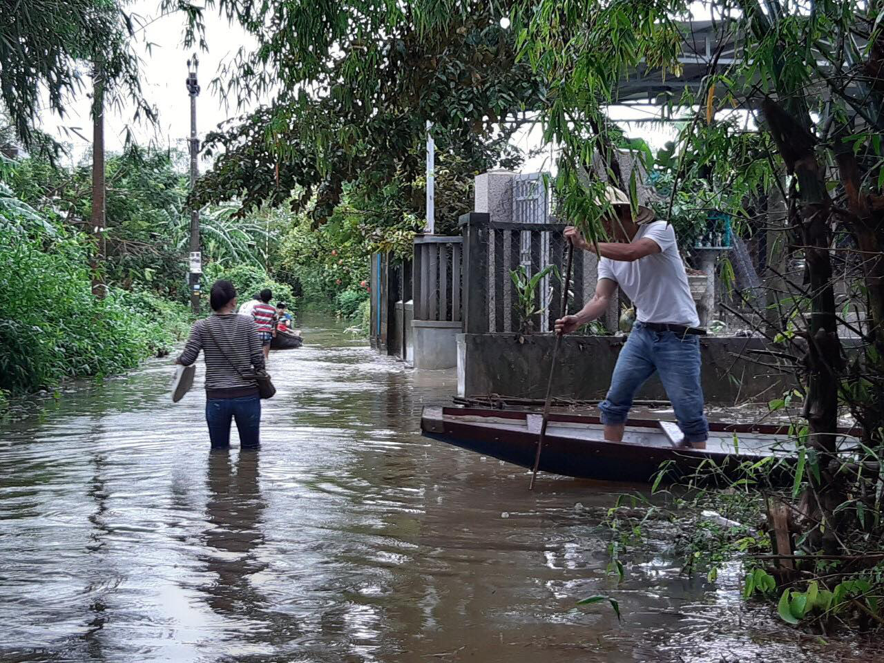 Mưa lũ ở Thừa Thiên - Huế: Người dân đi xuồng trên đường, thủy điện nâng mức xả lũ - Ảnh 4.