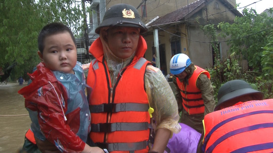Quảng Bình- Huế: Hơn 13.000 nhà dân bị ngập chìm trong biển nước - Ảnh 2.