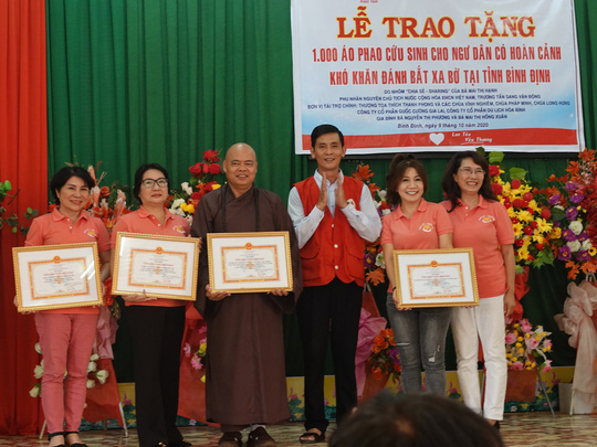 Phu nhân nguyên Chủ tịch nước Trương Tấn Sang tặng quà cho ngư dân và trẻ khuyết tật - Ảnh 2.