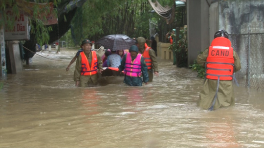 Quảng Bình- Huế: Hơn 13.000 nhà dân bị ngập chìm trong biển nước - Ảnh 4.