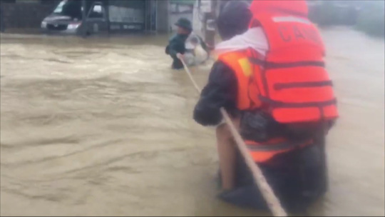 Quảng Bình- Huế: Hơn 13.000 nhà dân bị ngập chìm trong biển nước - Ảnh 5.
