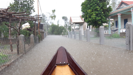 Quảng Bình- Huế: Hơn 13.000 nhà dân bị ngập chìm trong biển nước - Ảnh 8.