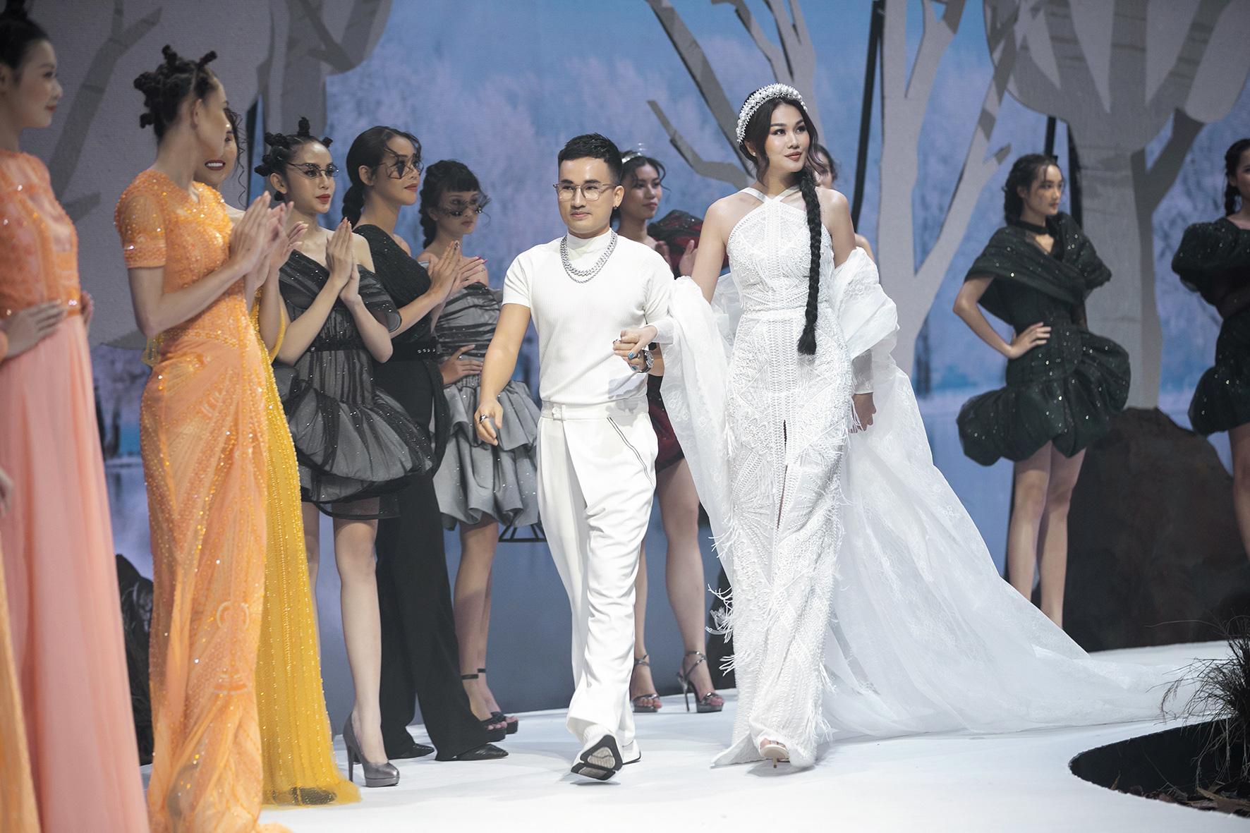 Mẫu nữ cụt tay gây ấn tượng trên sàn catwalk - Ảnh 7.