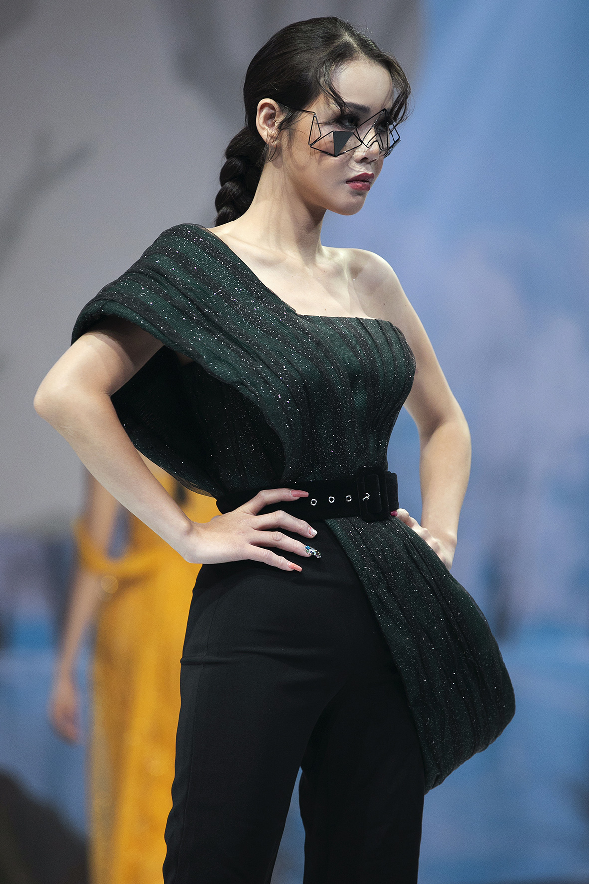 Mẫu nữ cụt tay gây ấn tượng trên sàn catwalk - Ảnh 10.