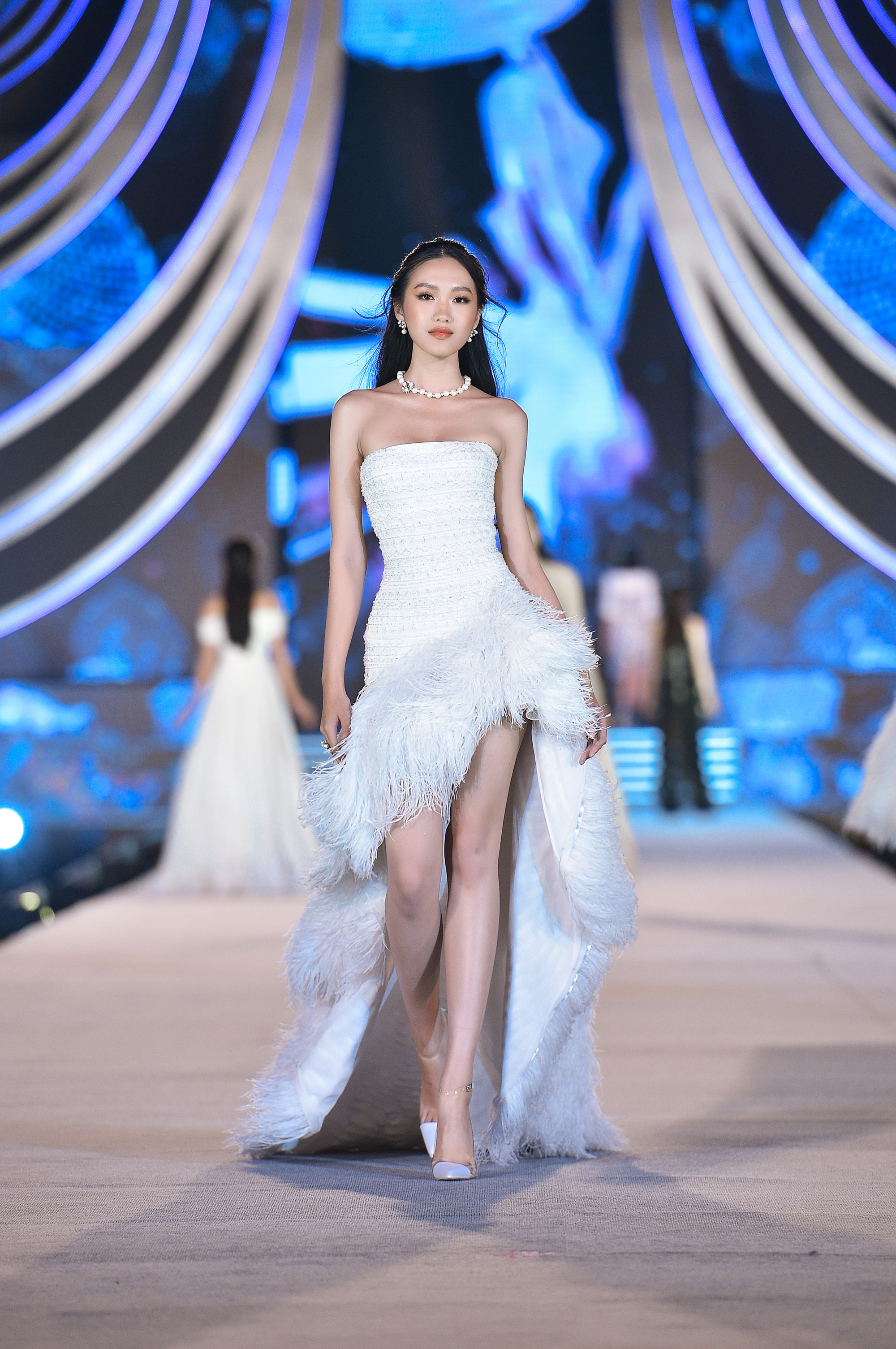 Hoa hậu Việt Nam tỏa sáng trong đêm thi Người đẹp Thời trang - Ảnh 1.
