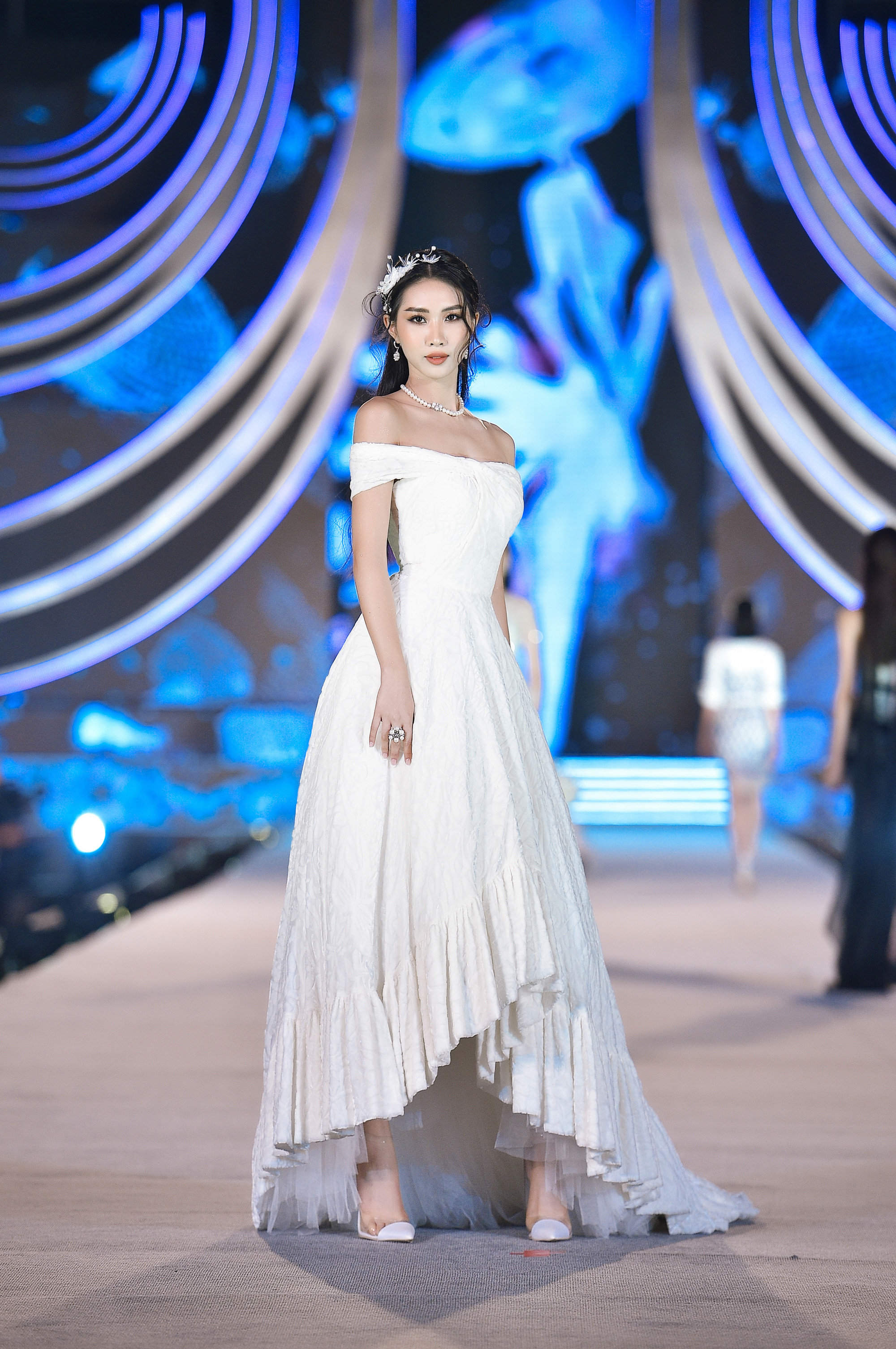 Hoa hậu Việt Nam tỏa sáng trong đêm thi Người đẹp Thời trang - Ảnh 7.