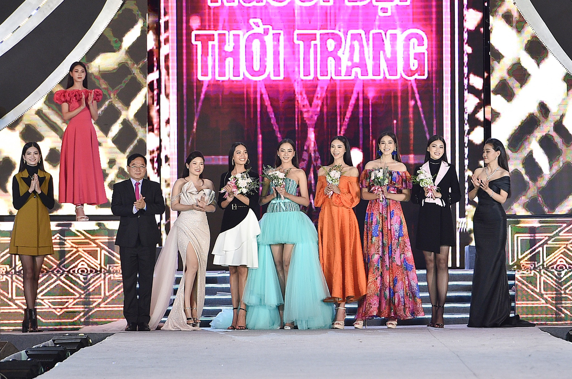 Hoa hậu Việt Nam tỏa sáng trong đêm thi Người đẹp Thời trang - Ảnh 4.