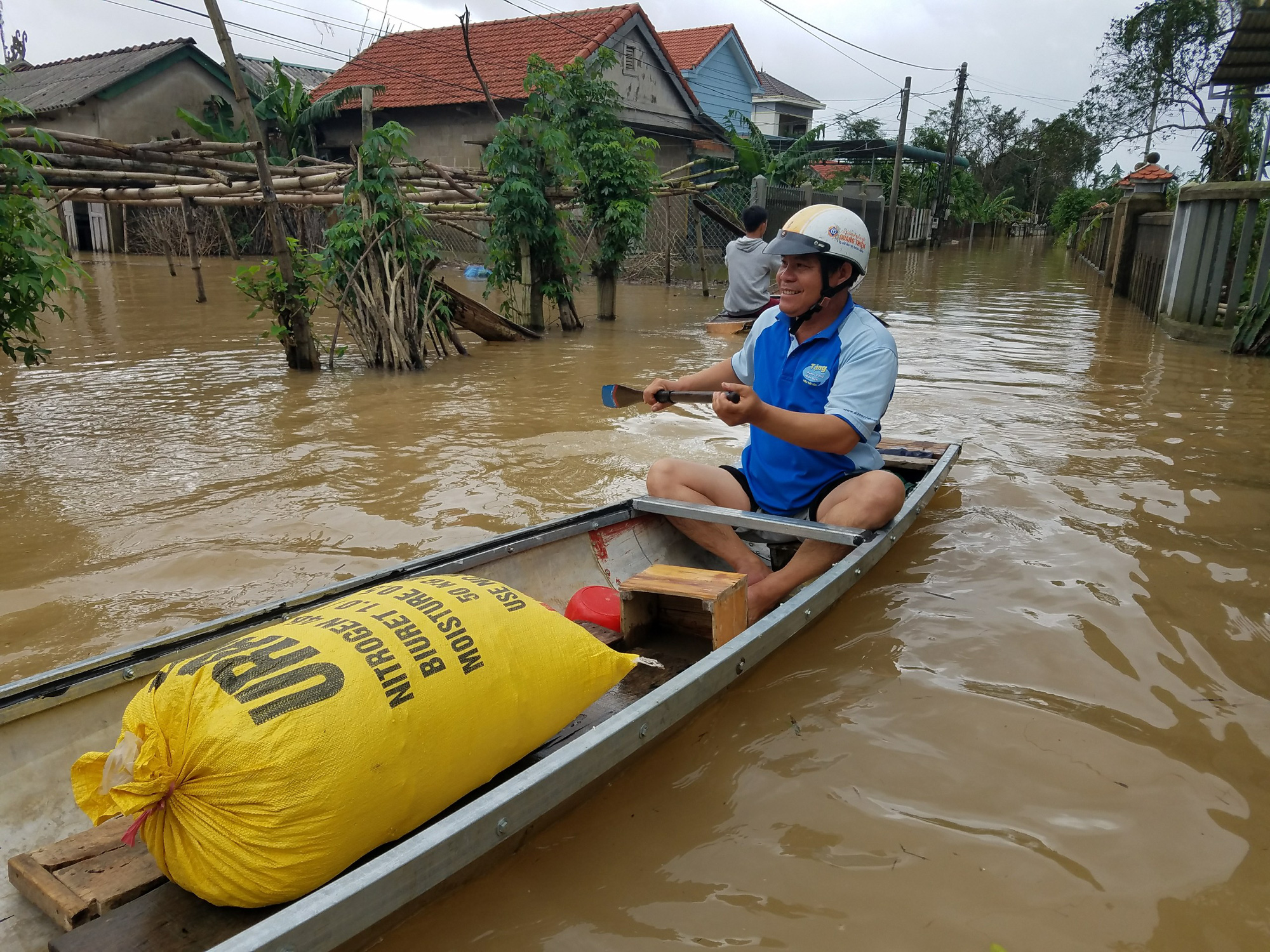 Hồ thủy lợi, thủy điện xả nước, nhiều nơi ở Huế ngập nặng dù trời không mưa - Ảnh 9.