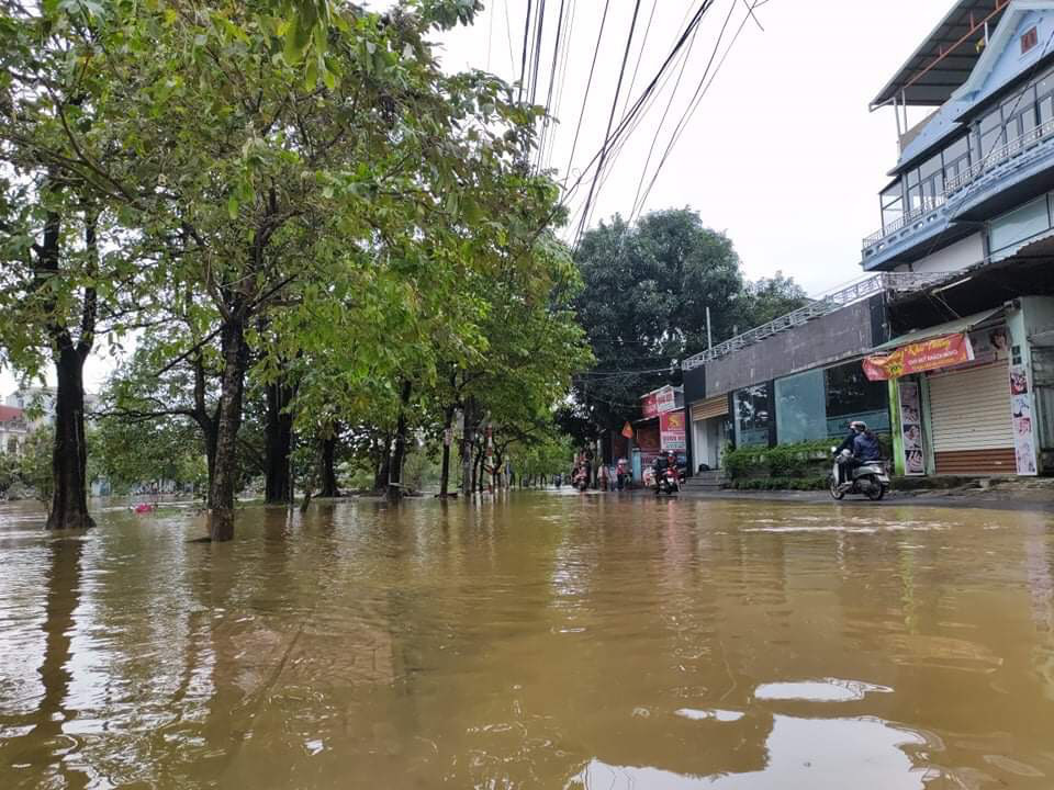 Hồ thủy lợi, thủy điện xả nước, nhiều nơi ở Huế ngập nặng dù trời không mưa - Ảnh 4.